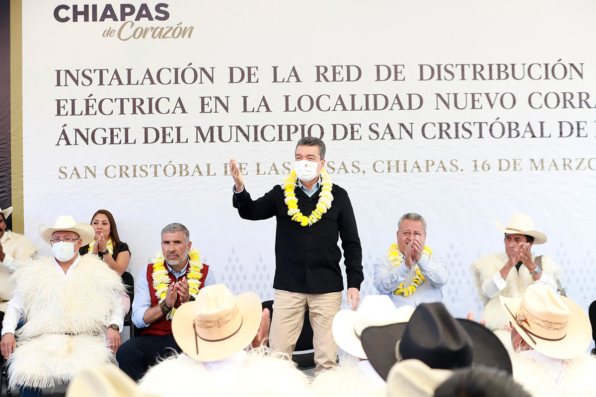 Inaugura Rutilio Escandón red de energía eléctrica en la localidad