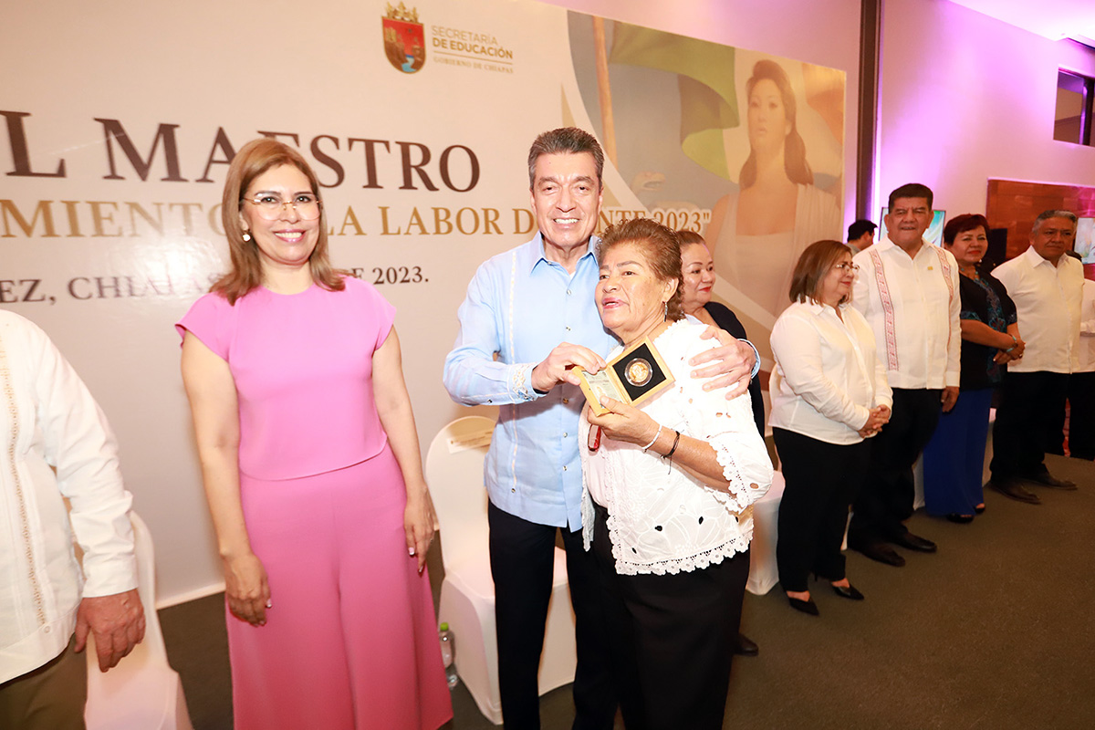 Junto a docentes Rutilio Escandón conmemora el Día del Maestro